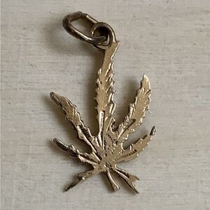 New vintage sterling silver cannabis leaf charm pendant (gold tone)